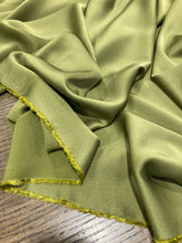 Lade das Bild in den Galerie-Viewer, Crepe Cady viscosa oliva: €33/mtl