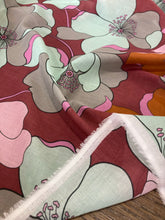 Lade das Bild in den Galerie-Viewer, Mussola di cotone floreale: €24/mtl