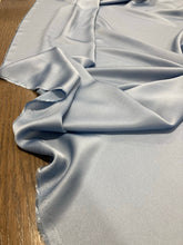 Lade das Bild in den Galerie-Viewer, Crepe cady viscosa azzurro: €33/mtl
