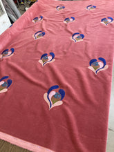 Lade das Bild in den Galerie-Viewer, Velluto rosa con ricamo: 55€/m