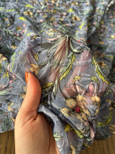 Lade das Bild in den Galerie-Viewer, Devore seta viscosa grigio azzurro fiore giallo rosso: 33€/mt