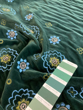 Lade das Bild in den Galerie-Viewer, Velluto verde con ricamo: 55€/m