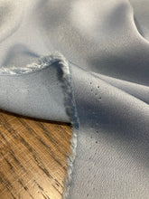 Lade das Bild in den Galerie-Viewer, Crepe cady viscosa azzurro: €33/mtl