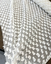 Lade das Bild in den Galerie-Viewer, Tessuto bianco fantasia base seta: 42€/m