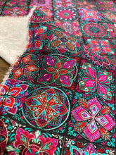 Lade das Bild in den Galerie-Viewer, Cotone disegno ornamentale fucsia: 24€/m