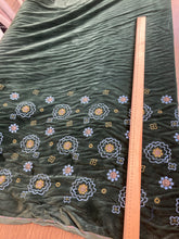 Lade das Bild in den Galerie-Viewer, Velluto verde con ricamo: 55€/m