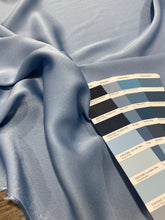 Lade das Bild in den Galerie-Viewer, Crepe cady viscosa azzurro: €33/mtl