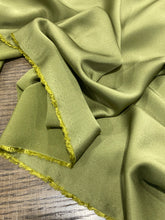 Lade das Bild in den Galerie-Viewer, Crepe Cady viscosa oliva: €33/mtl