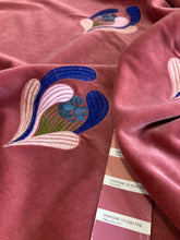 Lade das Bild in den Galerie-Viewer, Velluto rosa con ricamo: 55€/m