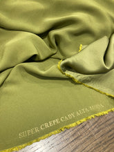 Lade das Bild in den Galerie-Viewer, Crepe Cady viscosa oliva: €33/mtl