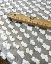 Lade das Bild in den Galerie-Viewer, Tessuto bianco fantasia base seta: 42€/m