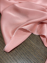 Lade das Bild in den Galerie-Viewer, Crepe cady viscosa rosa: €33/mtl