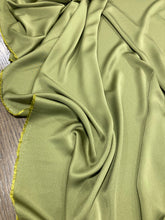 Lade das Bild in den Galerie-Viewer, Crepe Cady viscosa oliva: €33/mtl