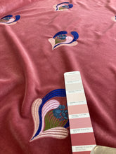 Lade das Bild in den Galerie-Viewer, Velluto rosa con ricamo: 55€/m