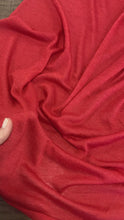 Laden und Abspielen von Videos im Galerie-Viewer, Maglia di puro cashmere rosso: 33€/m

