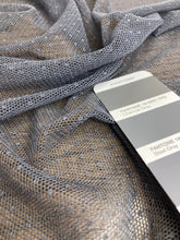 Lade das Bild in den Galerie-Viewer, Tulle elasticizzato grigio con pois: 16€/m
