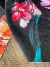 Lade das Bild in den Galerie-Viewer, Maglia di viscosa fiori sul nero: €19/mtl
