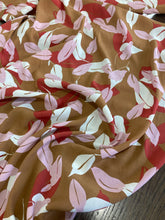 Lade das Bild in den Galerie-Viewer, Viscosa crepe color senape con foglie: 16€/m
