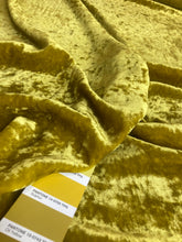 Lade das Bild in den Galerie-Viewer, Velluto di viscosa colore oil giallo: 28€/m

