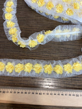 Lade das Bild in den Galerie-Viewer, Passamaneria elasticizzata tulle con fiori gialli: 10€/m

