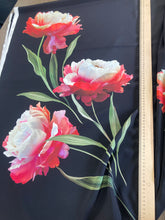 Lade das Bild in den Galerie-Viewer, Seta crepe fiore rosso sul nero: 45€/m
