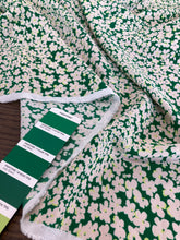 Lade das Bild in den Galerie-Viewer, Viscosa verde con fiori bianchi taglio unico 1.9m a 34€
