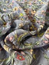 Lade das Bild in den Galerie-Viewer, Devore seta viscosa grigio azzurro fiore giallo rosso: 33€/mt
