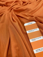 Lade das Bild in den Galerie-Viewer, Maglia di seta arancione: 38€/m
