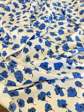 Lade das Bild in den Galerie-Viewer, Viscosa bianca con fiori blu: 16€/m
