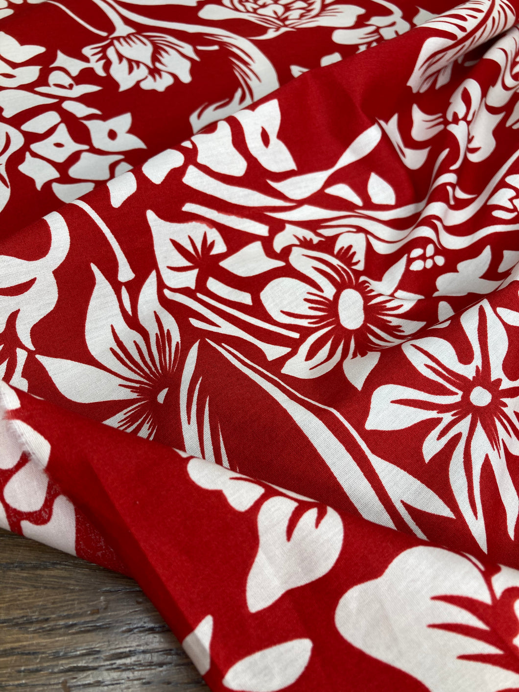 Cotone rosso con fiore bianco: 16€/m