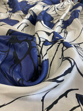 Lade das Bild in den Galerie-Viewer, Viscosa twill fiore bianco blu: 16€/m
