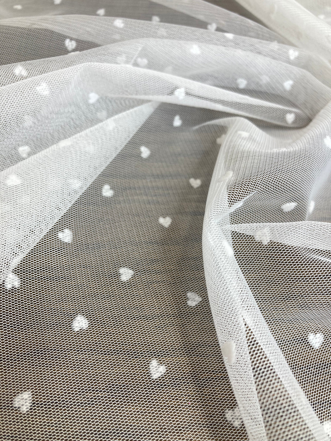 Tulle bianco con cuoricini : 18€/m