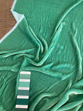 Lade das Bild in den Galerie-Viewer, Velluto seta viscosa color verde acqua: 18€/m
