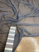 Lade das Bild in den Galerie-Viewer, Tulle elasticizzato grigio con pois: 16€/m
