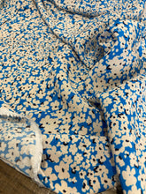 Lade das Bild in den Galerie-Viewer, Viscosa crepe cady azzurro bianco: 18€/m
