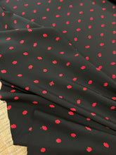 Lade das Bild in den Galerie-Viewer, Seta crepe nera microdisegno rosso: 45€/m
