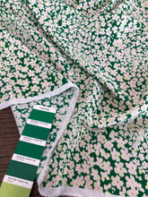 Lade das Bild in den Galerie-Viewer, Viscosa verde con fiori bianchi taglio unico 1.9m a 34€
